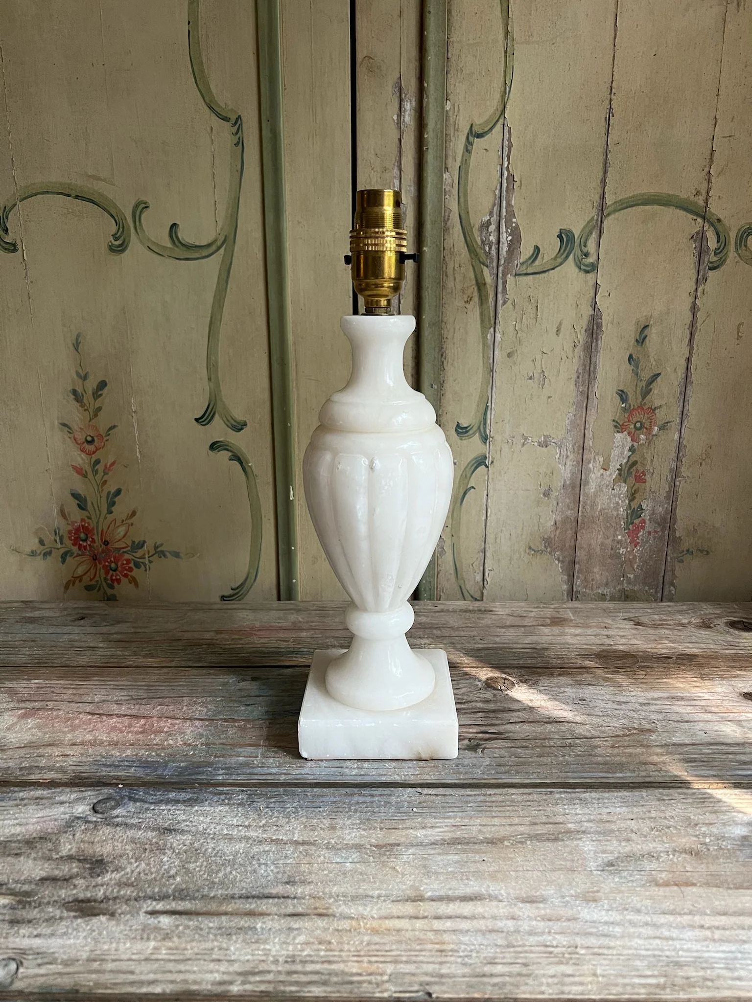An elegant 20th Century Alabaster Lamp - Image 3