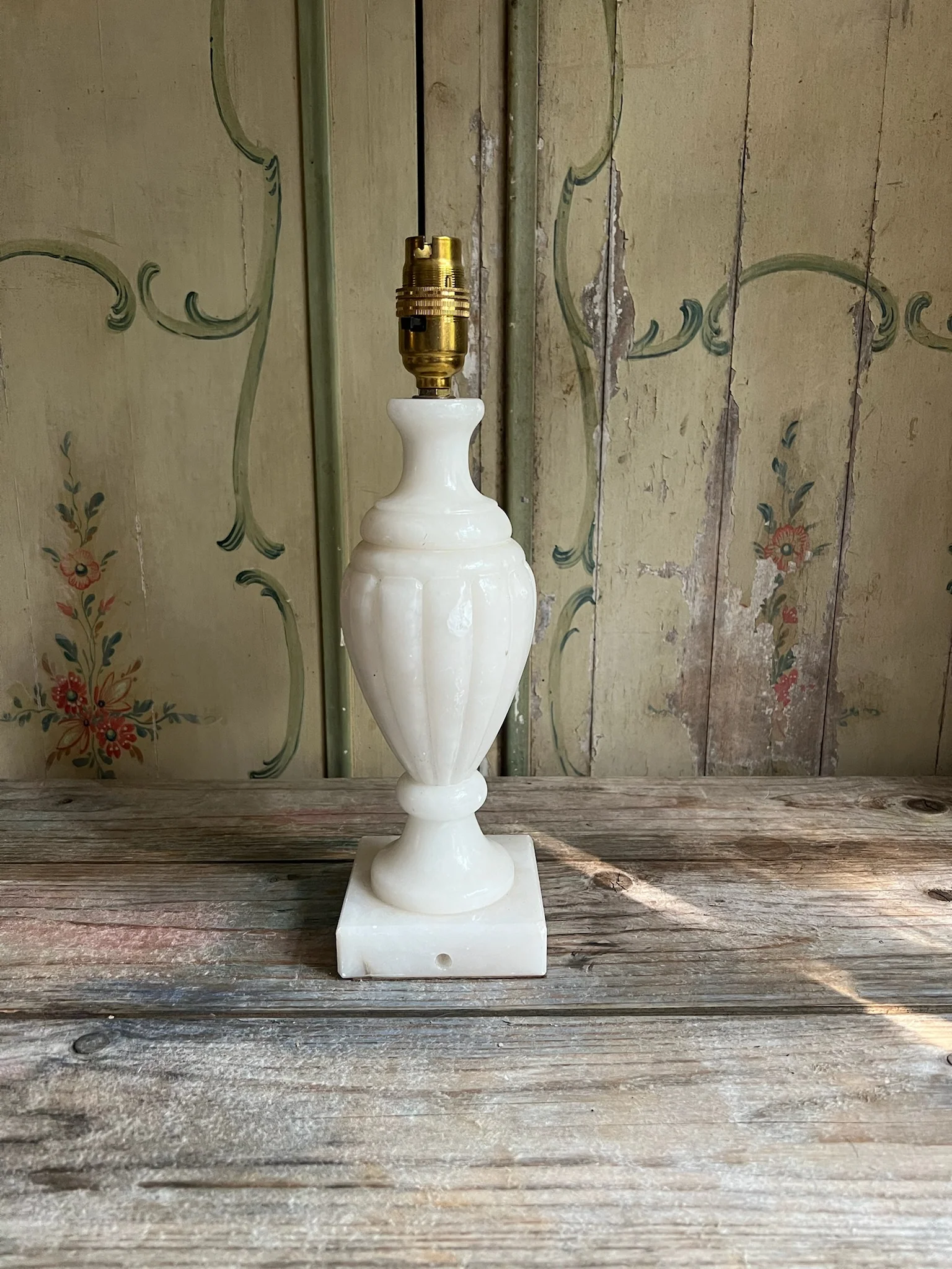 An elegant 20th Century Alabaster Lamp - Image 4