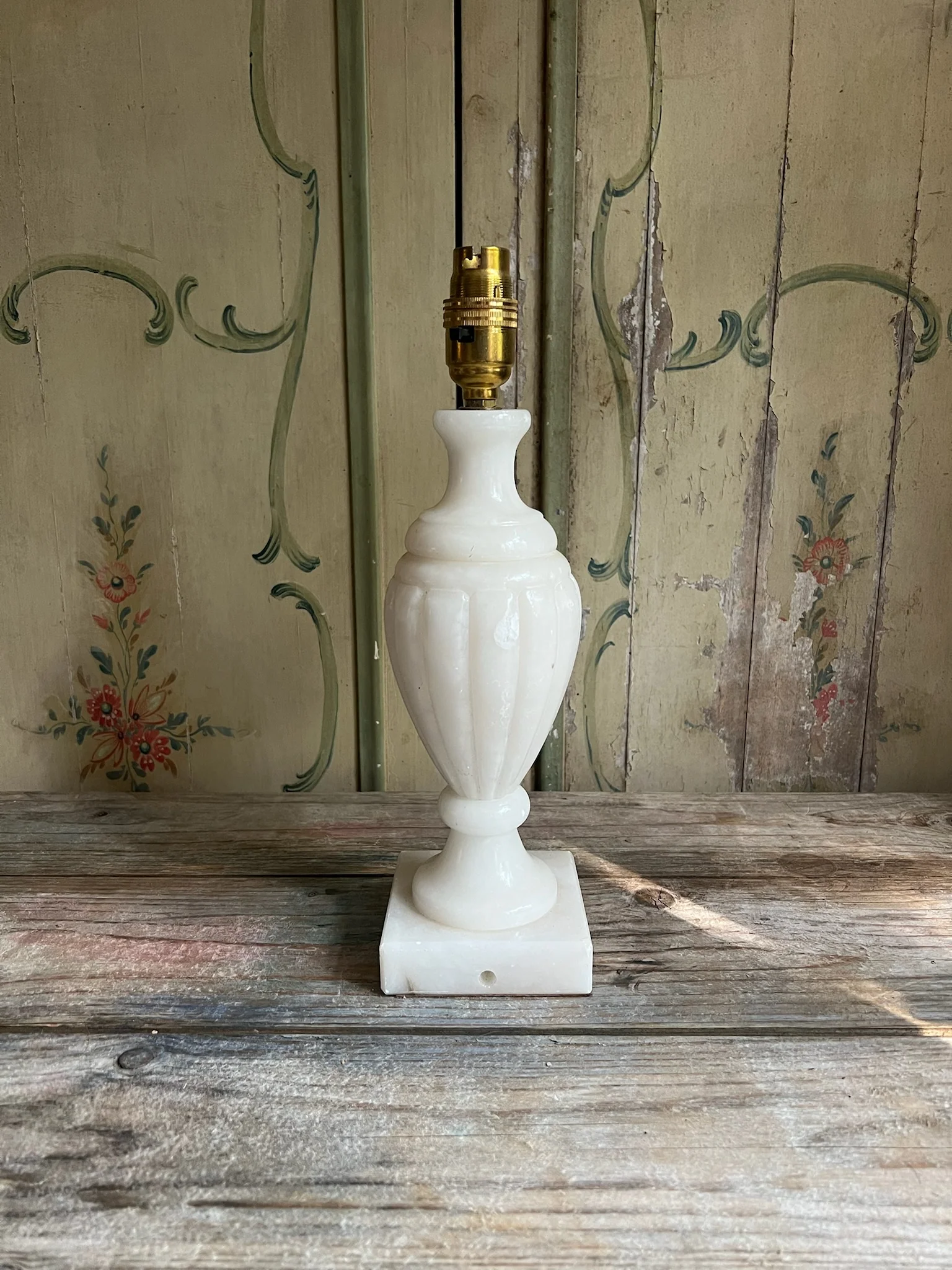 An elegant 20th Century Alabaster Lamp - Image 5