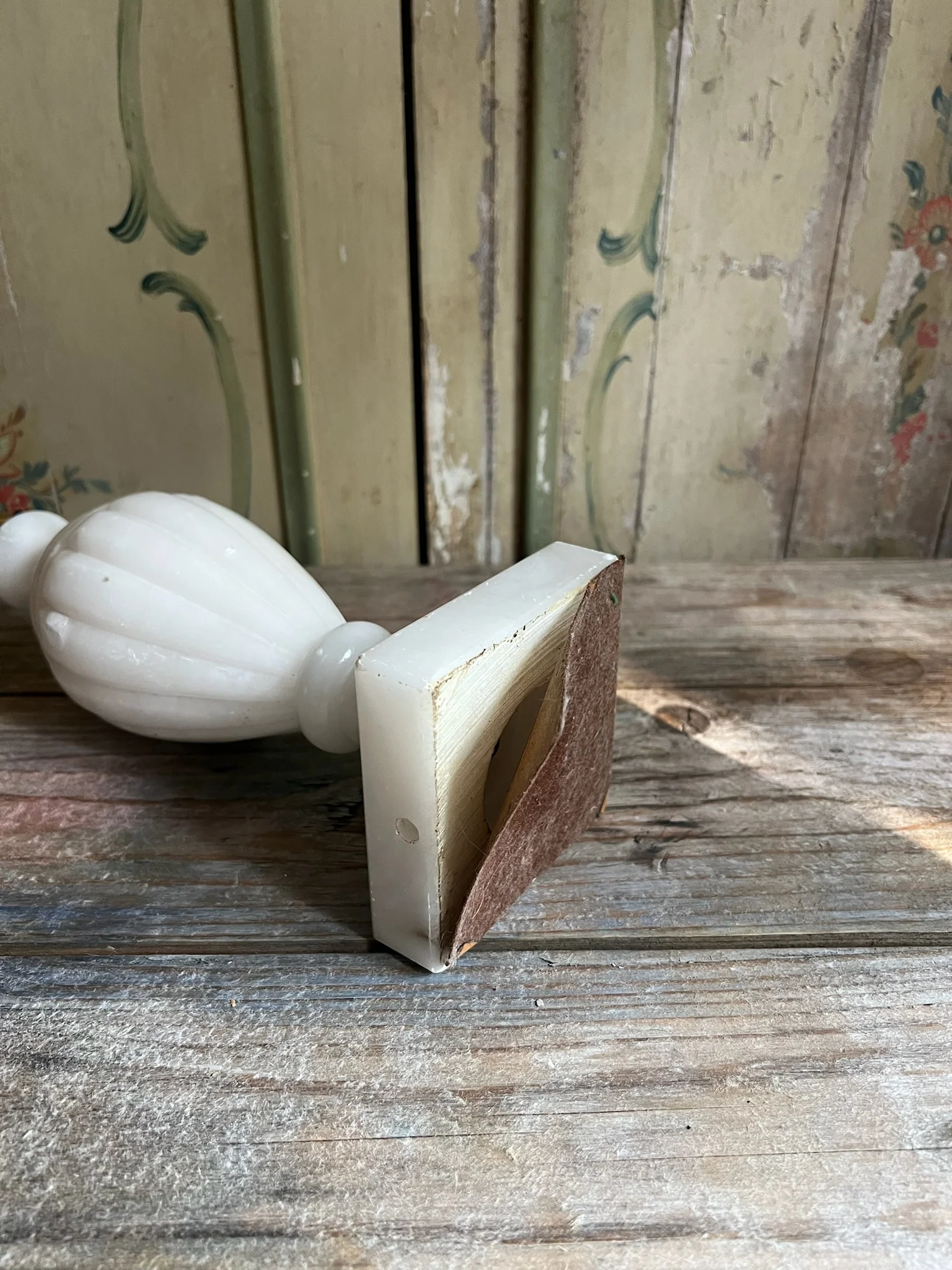 An elegant 20th Century Alabaster Lamp - Image 6